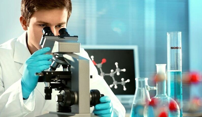 un especialista examina o material ao microscopio