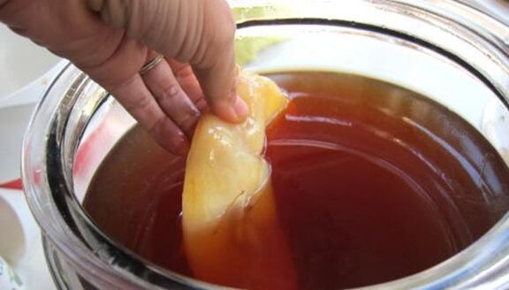 Kombucha para tratar fungos nas unhas